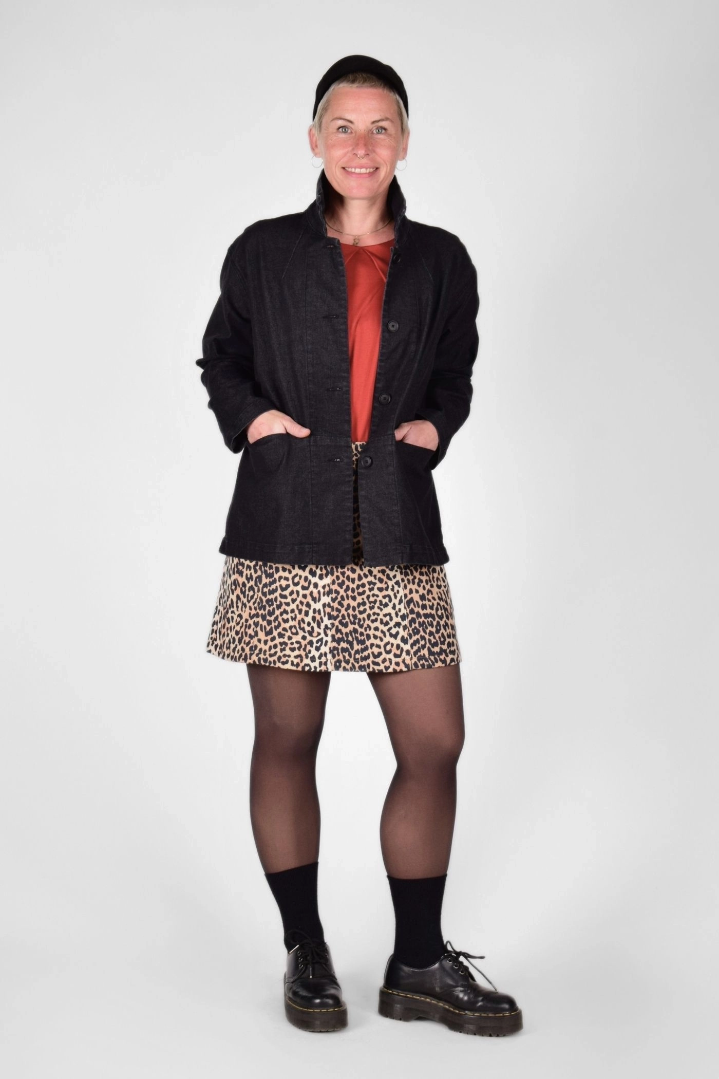 ganzes Model mit Jeansjacke "Elyse" black denim und Rock Rabea in Leo