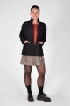 ganzes Model mit Jeansjacke "Elyse" black denim und Rock Rabea in Leo