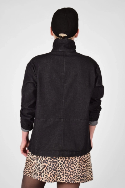 Rückansicht mit aufgestelltem Kragen von Jeansjacke "Elyse" im denim black