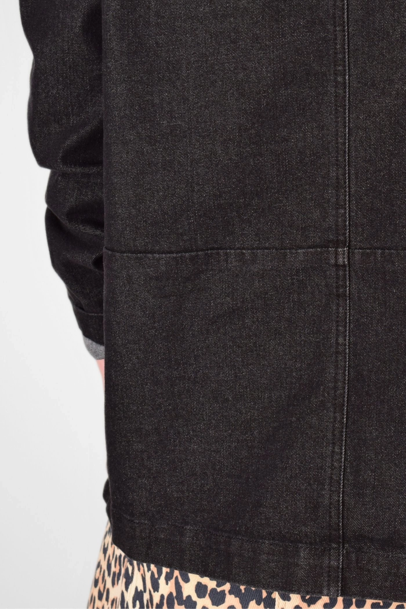 Detail vom Rücken von Jeansjacke "Elyse" im denim black