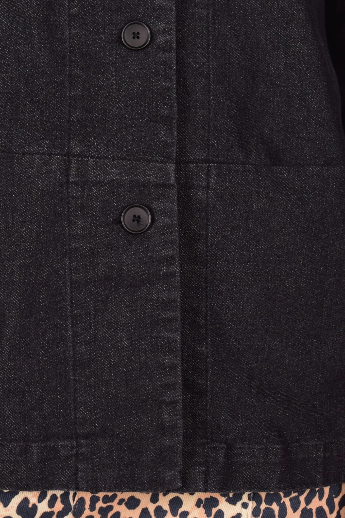 Detail der Knopfleiste von Jeansjacke "Elyse" im denim black