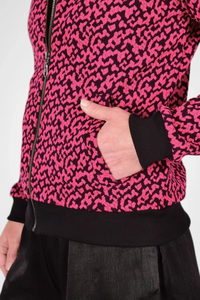 Detailansicht der Tasche von Jacke "Bomba" schwarz pink gemustert
