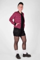 Frontansicht ganzes Model von Jacke "Bomba" schwarz pink gemustert offen getragen