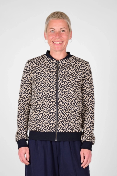 Frontseite der geschlossenen Blousonjacke "Bomba" in beige dunkelblau gemustert