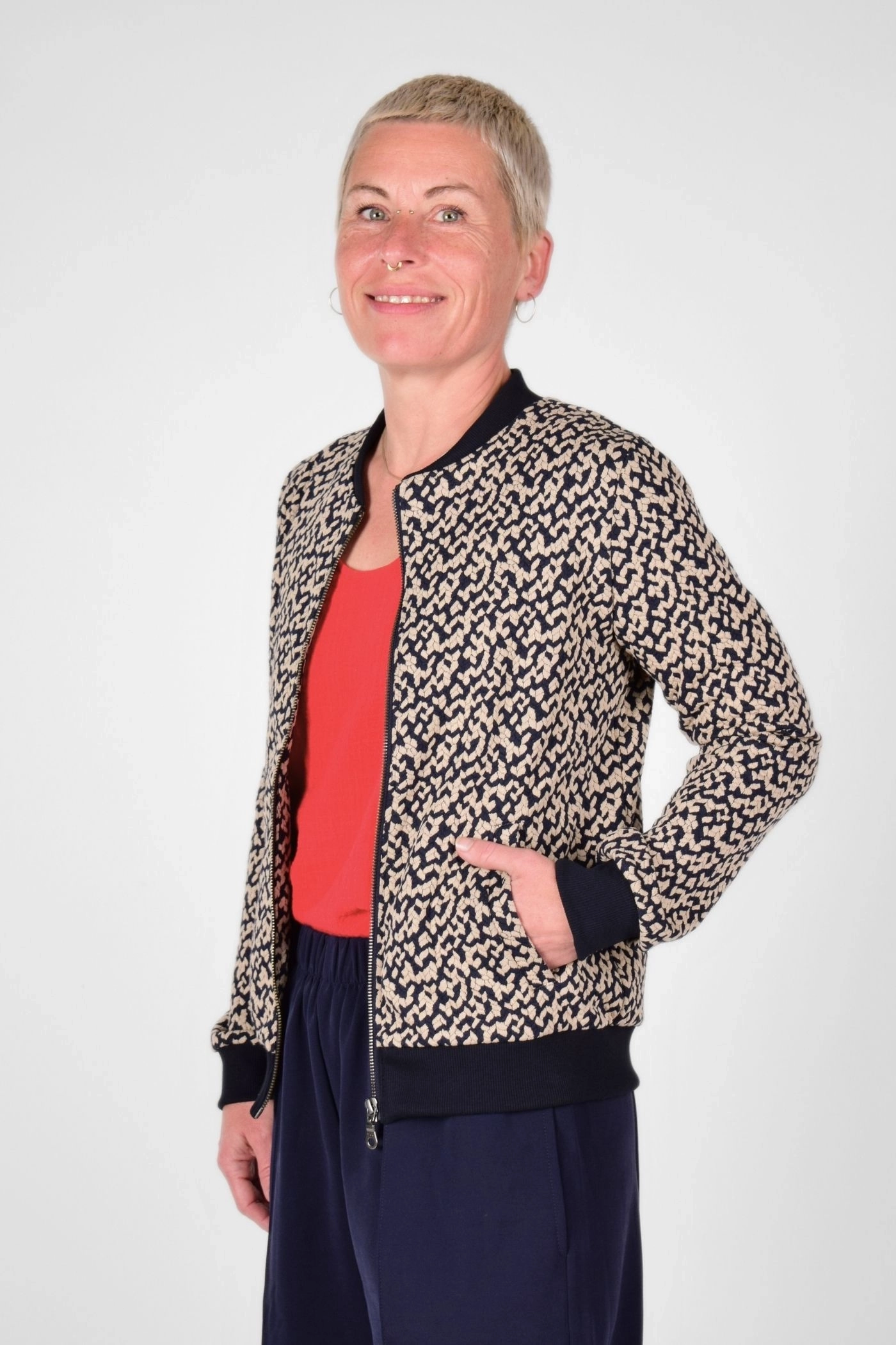 Seitanansicht der offenen Blousonjacke "Bomba" in beige dunkelblau gemustert