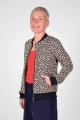 Seitanansicht der offenen Blousonjacke "Bomba" in beige dunkelblau gemustert