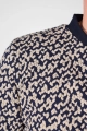 Detail vom Stehkragen der Blousonjacke "Bomba" in beige dunkelblau gemustert