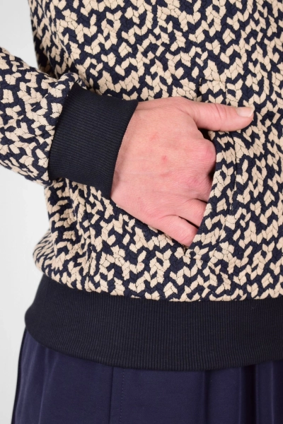 Detail vom Bündchen Blousonjacke "Bomba" in beige dunkelblau gemustert