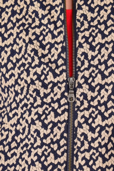 Detail vom Reißverschluss der Blousonjacke "Bomba" in beige dunkelblau gemustert