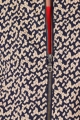 Detail vom Reißverschluss der Blousonjacke "Bomba" in beige dunkelblau gemustert