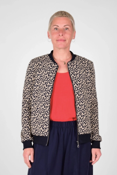 Frontseite der offenen Blousonjacke "Bomba" in beige dunkelblau gemustert