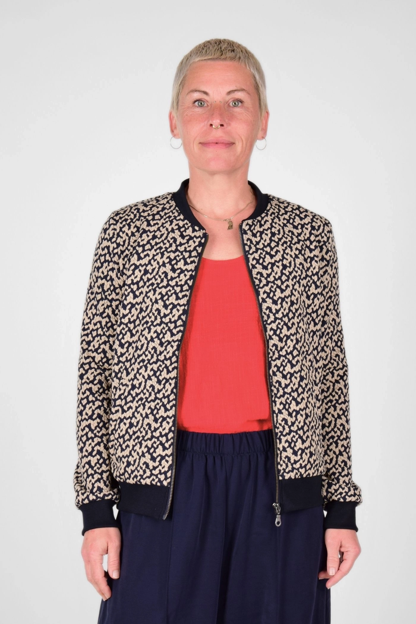 Frontseite der offenen Blousonjacke "Bomba" in beige dunkelblau gemustert