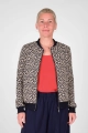 Frontseite der offenen Blousonjacke "Bomba" in beige dunkelblau gemustert