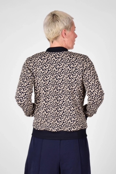 Frontseite der offenen Blousonjacke "Bomba" in beige dunkelblau gemustert