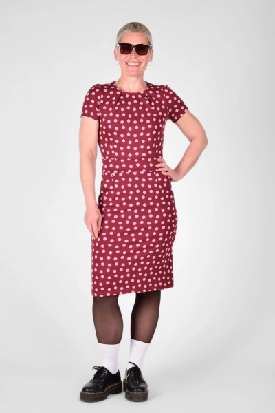 Kleid "Kingsey" aus Viskose in Rot mit rosa Punkten von vorne