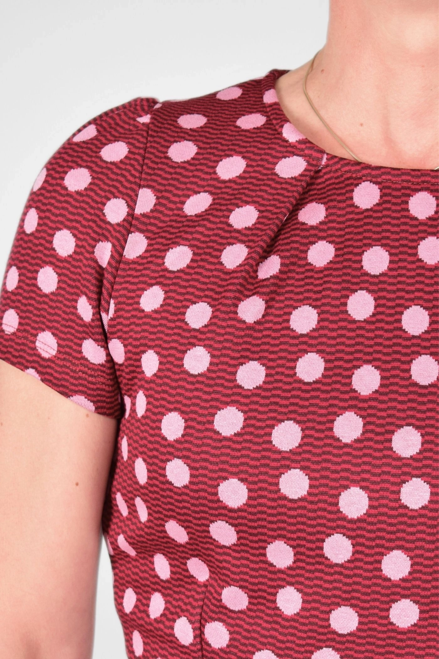 Detail der Zierfalten von Kleid "Kingsey" aus Viskose in Rot mit rosa Punkten