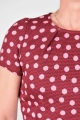 Detail der Zierfalten von Kleid "Kingsey" aus Viskose in Rot mit rosa Punkten
