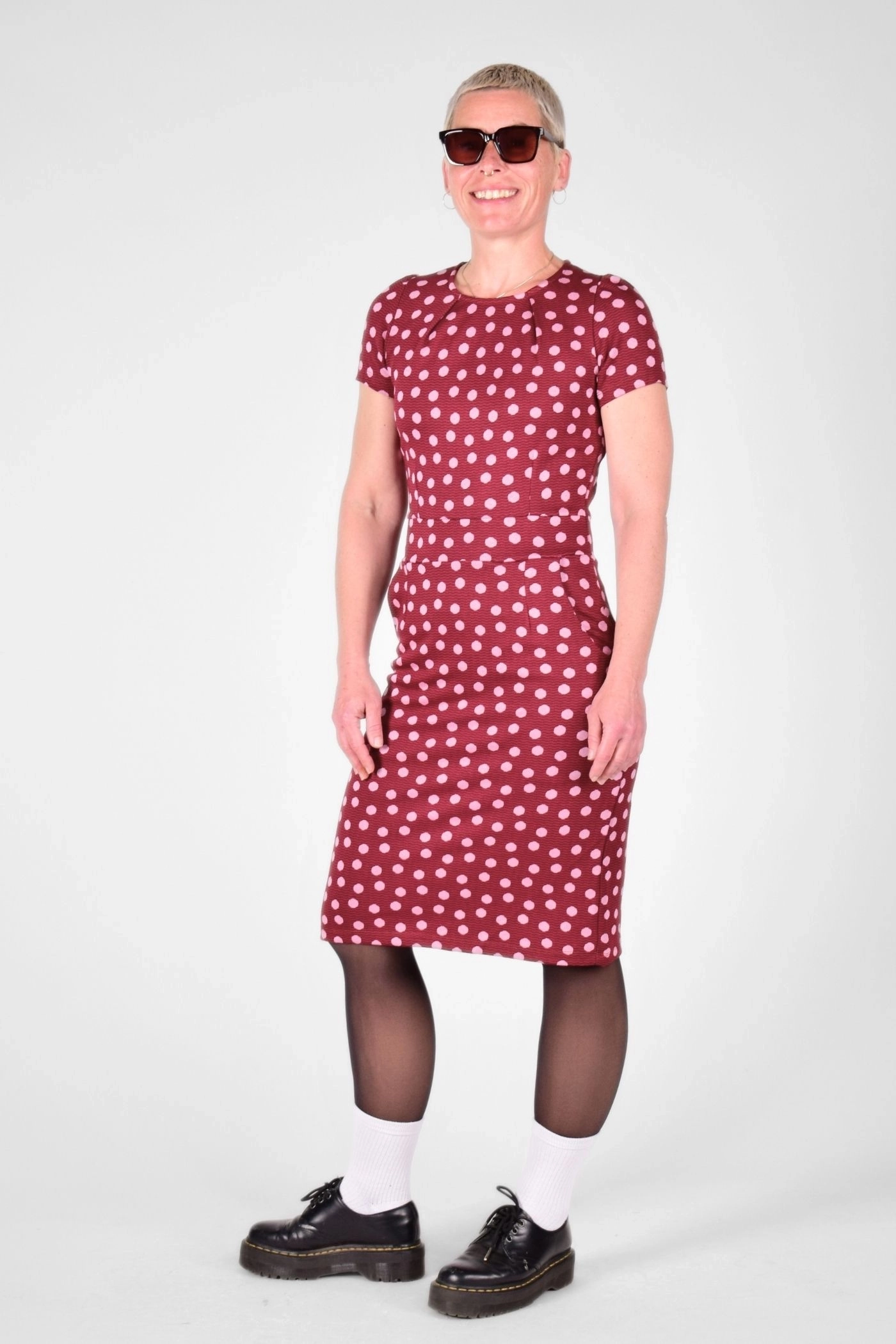 seitliche Perspektive von Kleid "Kingsey" aus Viskose in Rot mit rosa Punkten