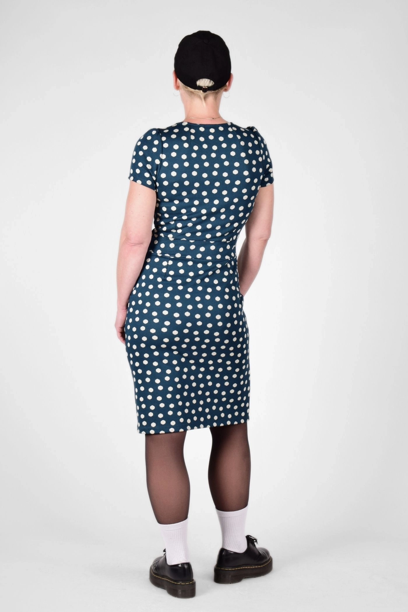 Rückansicht von Kleid "Kingsey" aus Viskose in Petrol mit Punkten