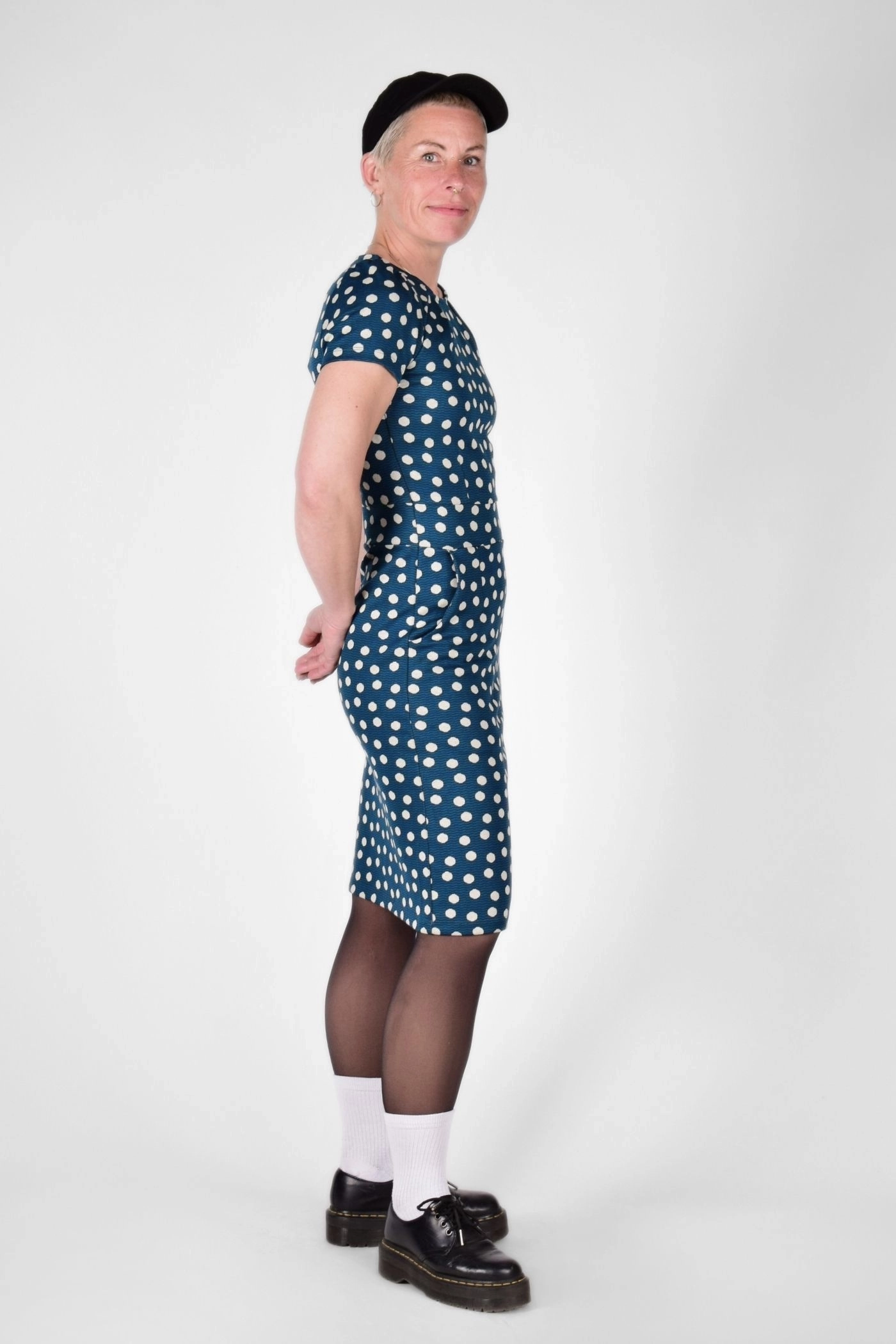 seitliche Sicht von Kleid "Kingsey" aus Viskose in Petrol mit Punkten