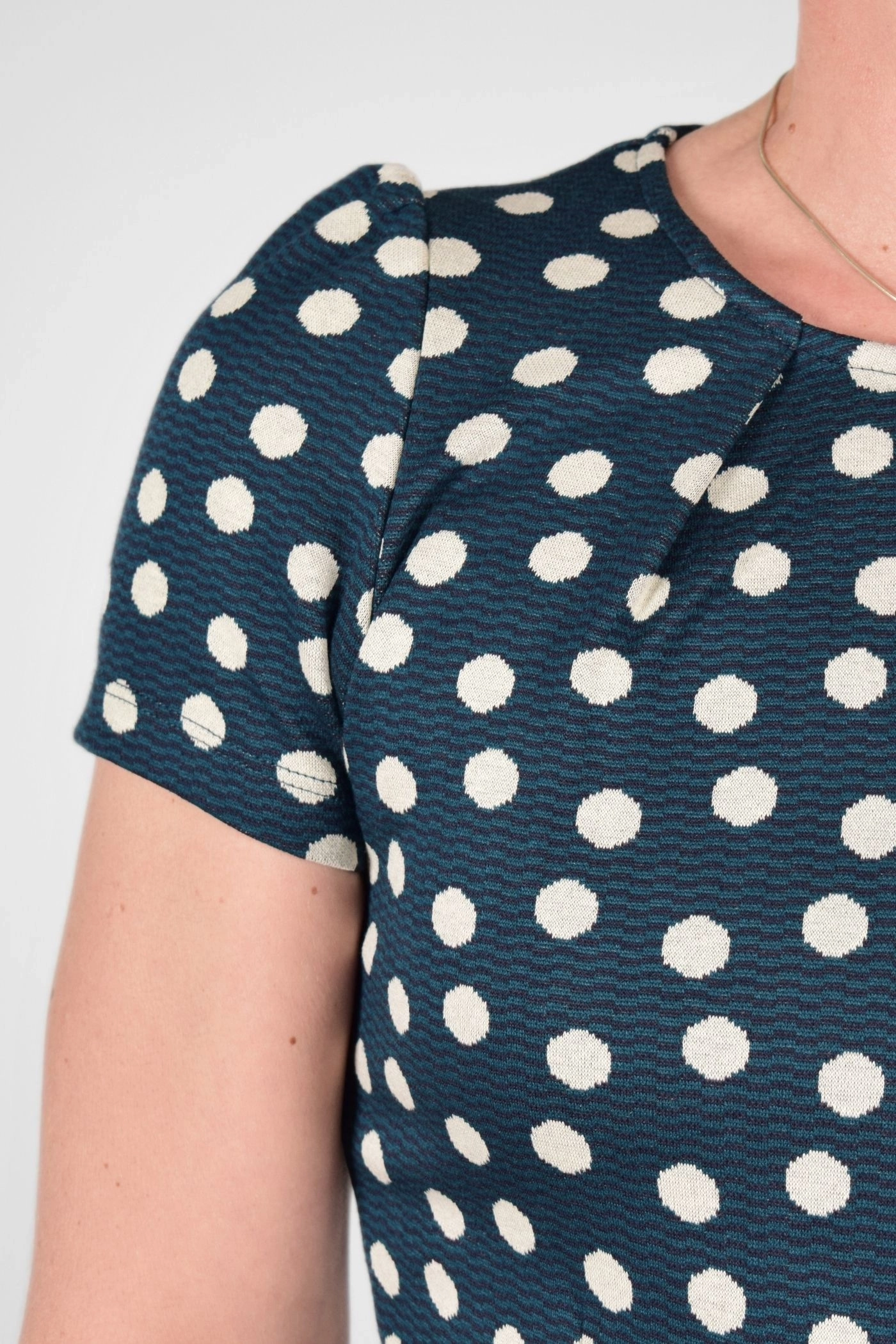 Detail vom Ärmel von Kleid "Kingsey" aus Viskose in Petrol mit Punkten