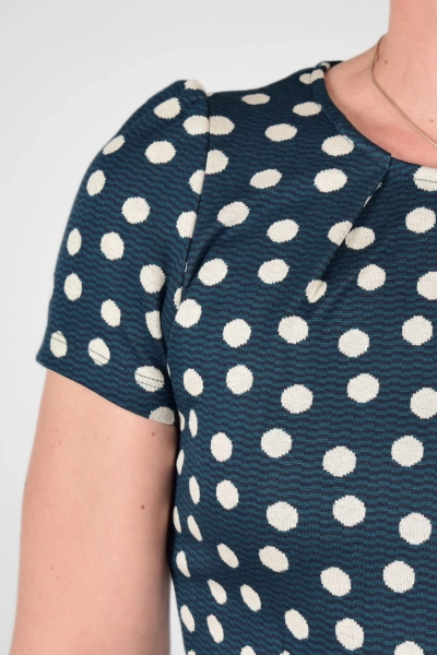 Detail vom Ärmel von Kleid "Kingsey" aus Viskose in Petrol mit Punkten
