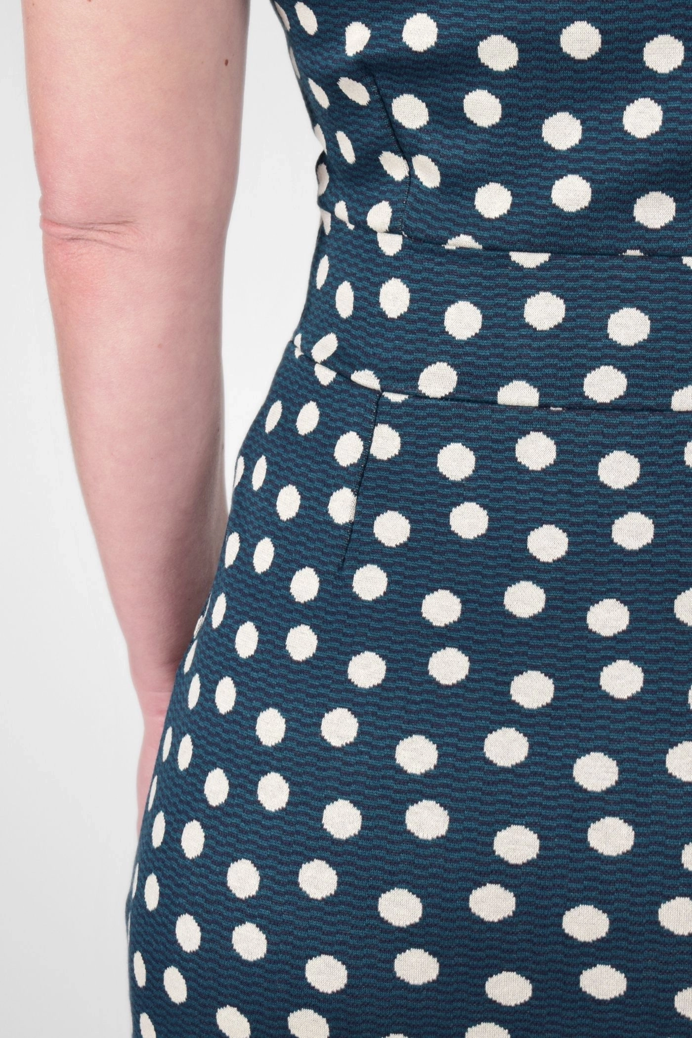 Rückendetail von Kleid "Kingsey" aus Viskose in Petrol mit Punkten