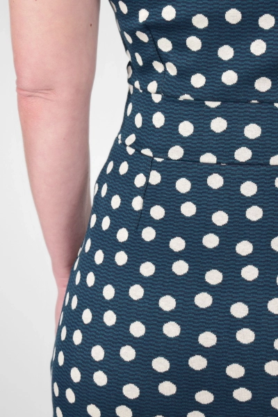 Rückendetail von Kleid "Kingsey" aus Viskose in Petrol mit Punkten