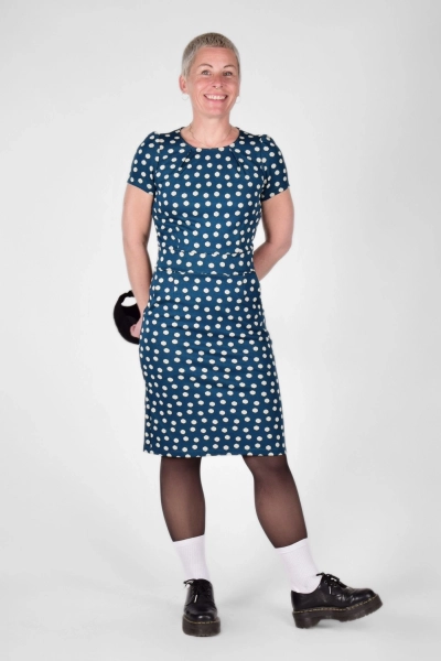 Frontansicht von Kleid "Kingsey" aus Viskose in Petrol mit Punkten