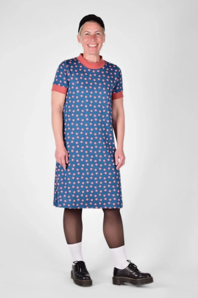 frontale Sicht auf Kleid "Benita" aus Viskose im dunklen Petrol mit Punkten