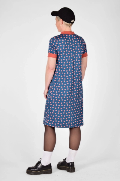 frontale Sicht auf Kleid "Benita" aus Viskose im dunklen Petrol mit Punkten