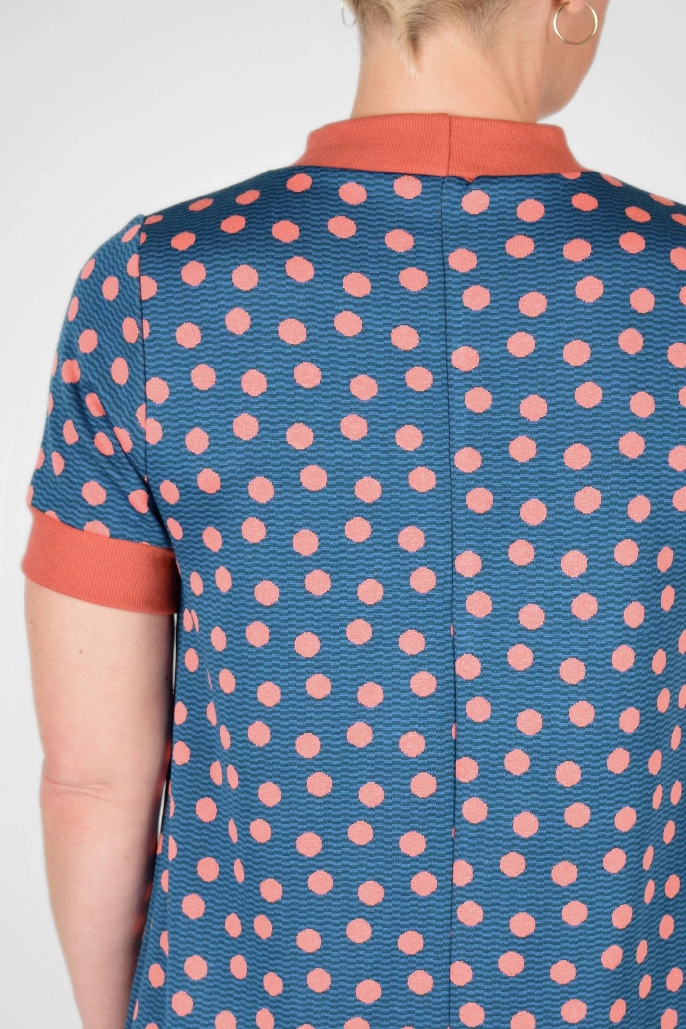 Detailansicht auf Rückennaht von petrolfarbenes Kleid mit lachsfarbenen Punkten