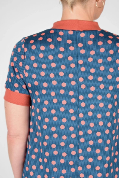 Detailansicht auf Rückennaht von petrolfarbenes Kleid mit lachsfarbenen Punkten