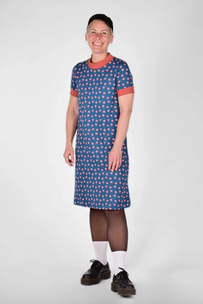 seitliche Perspektive auf Kleid "Benita" aus Viskose im dunklen Petrol mit Punkten
