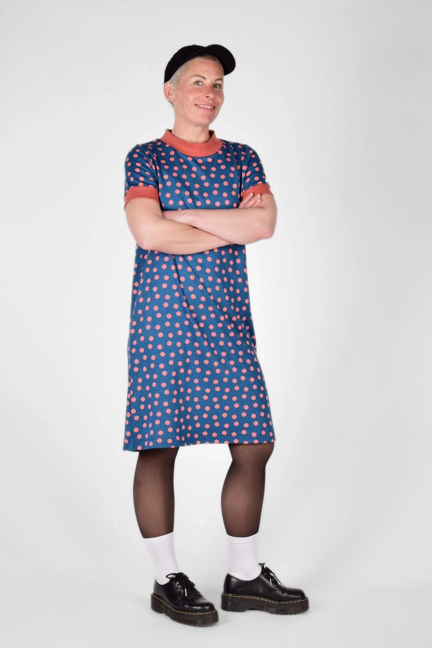 Ansicht von vorn auf petrolfarbenes Kleid mit lachsfarbenen Punkten
