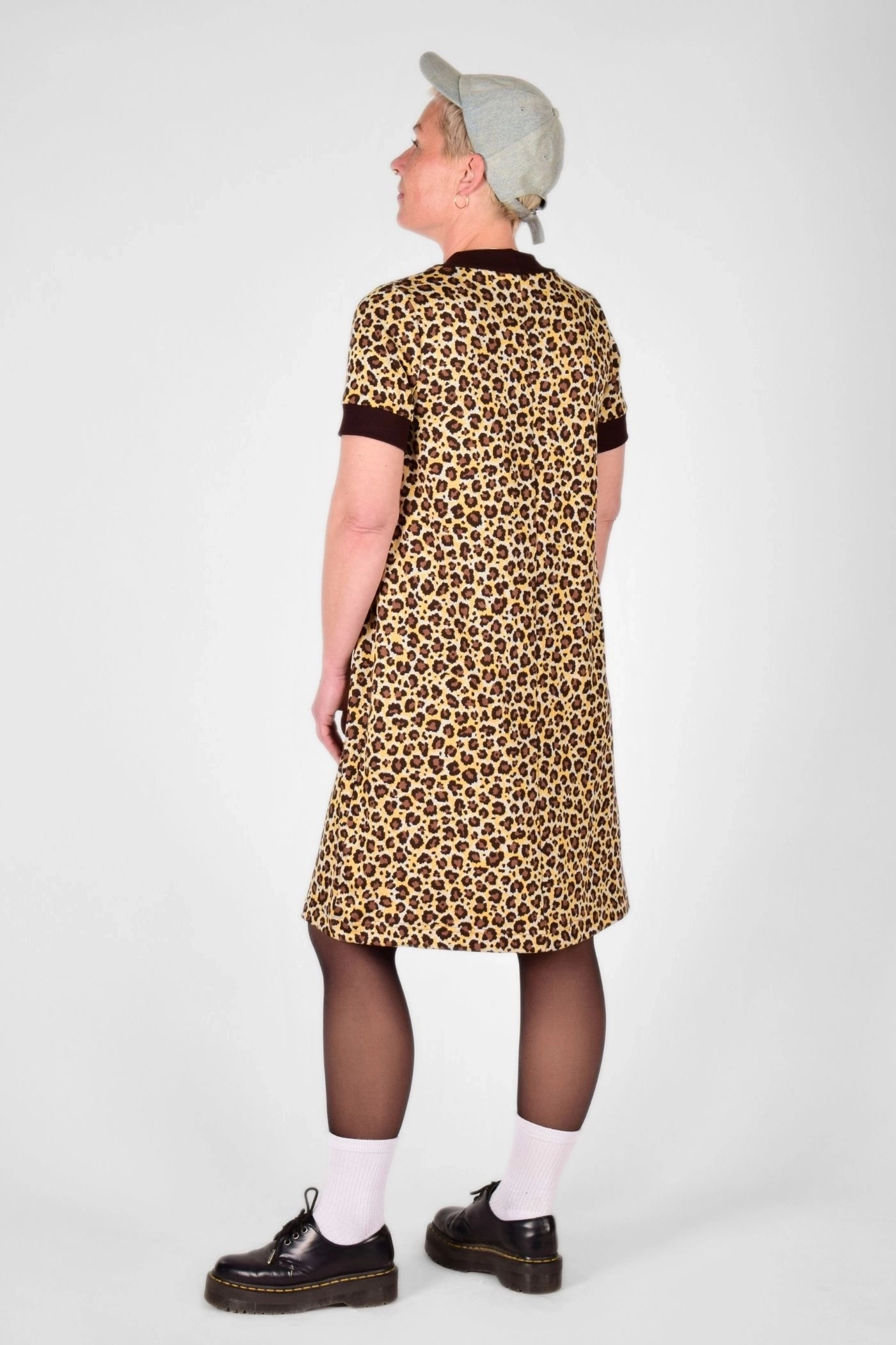 Rückansicht auf Kleid "Benita" aus Viskose mit Leo Muster