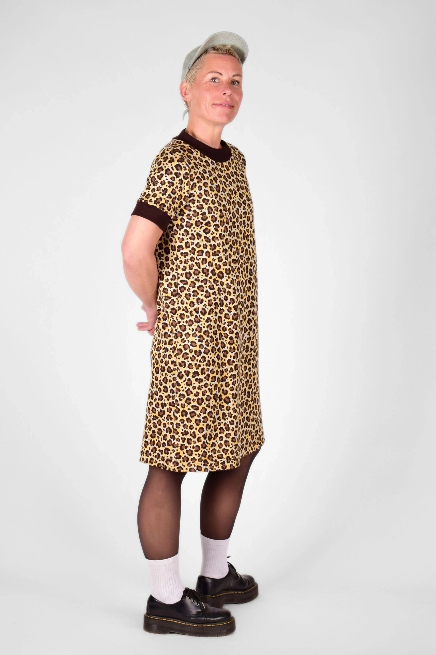 rechte Seitenansicht auf Kleid "Benita" aus Viskose mit Leo Muster