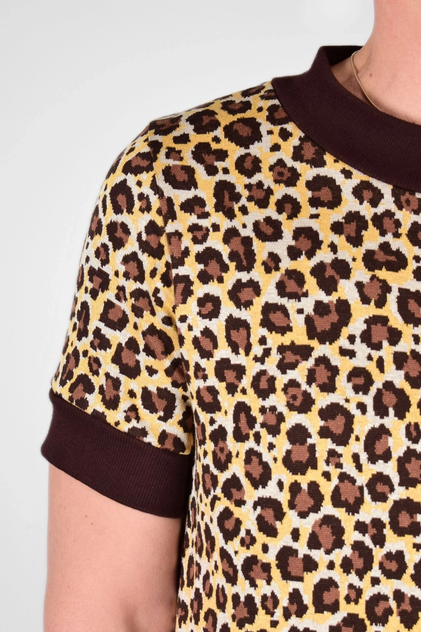 Detail vom Ärmel von Kleid "Benita" aus Viskose mit Leo Muster