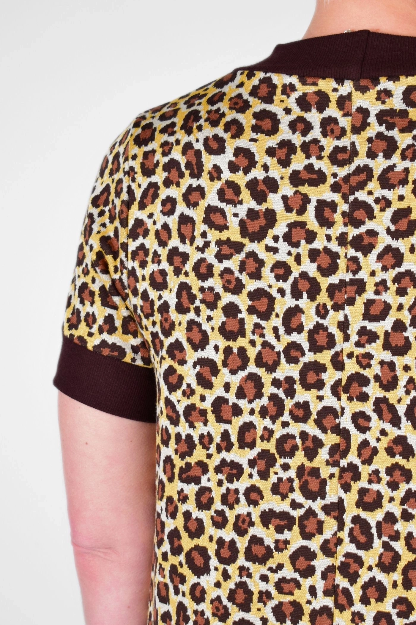 Detail der Rückennaht von Kleid "Benita" aus Viskose mit Leo Muster