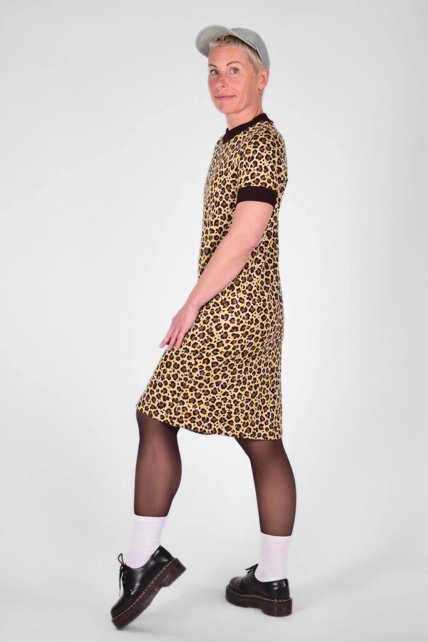 linke Seitenansicht auf Kleid "Benita" aus Viskose mit Leo Muster