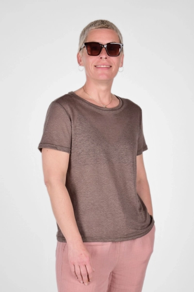 seitliche Sicht auf Damen T-Shirt "Karo" aus Leinen in Braun