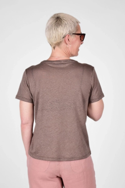 Rückansicht auf Damen T-Shirt "Karo" aus Leinen in Braun