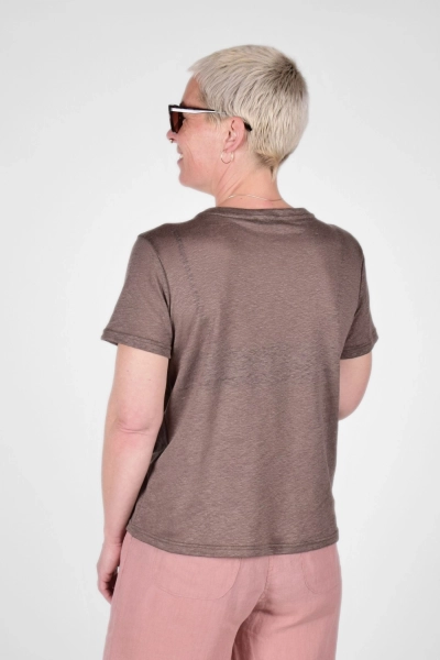 Damen T-Shirt "Karo" aus Leinen in Braun von hinten