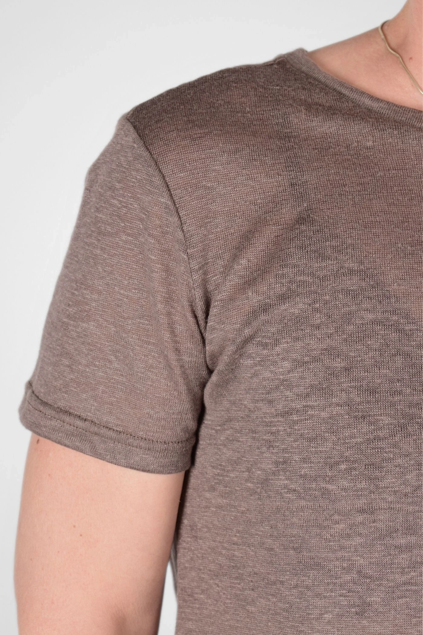 Detail vom Ärmel von T-Shirt "Karo" aus Leinen in Braun