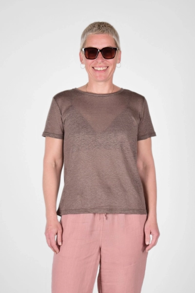 frontale Sicht auf Damen T-Shirt "Karo" aus Leinen in Braun