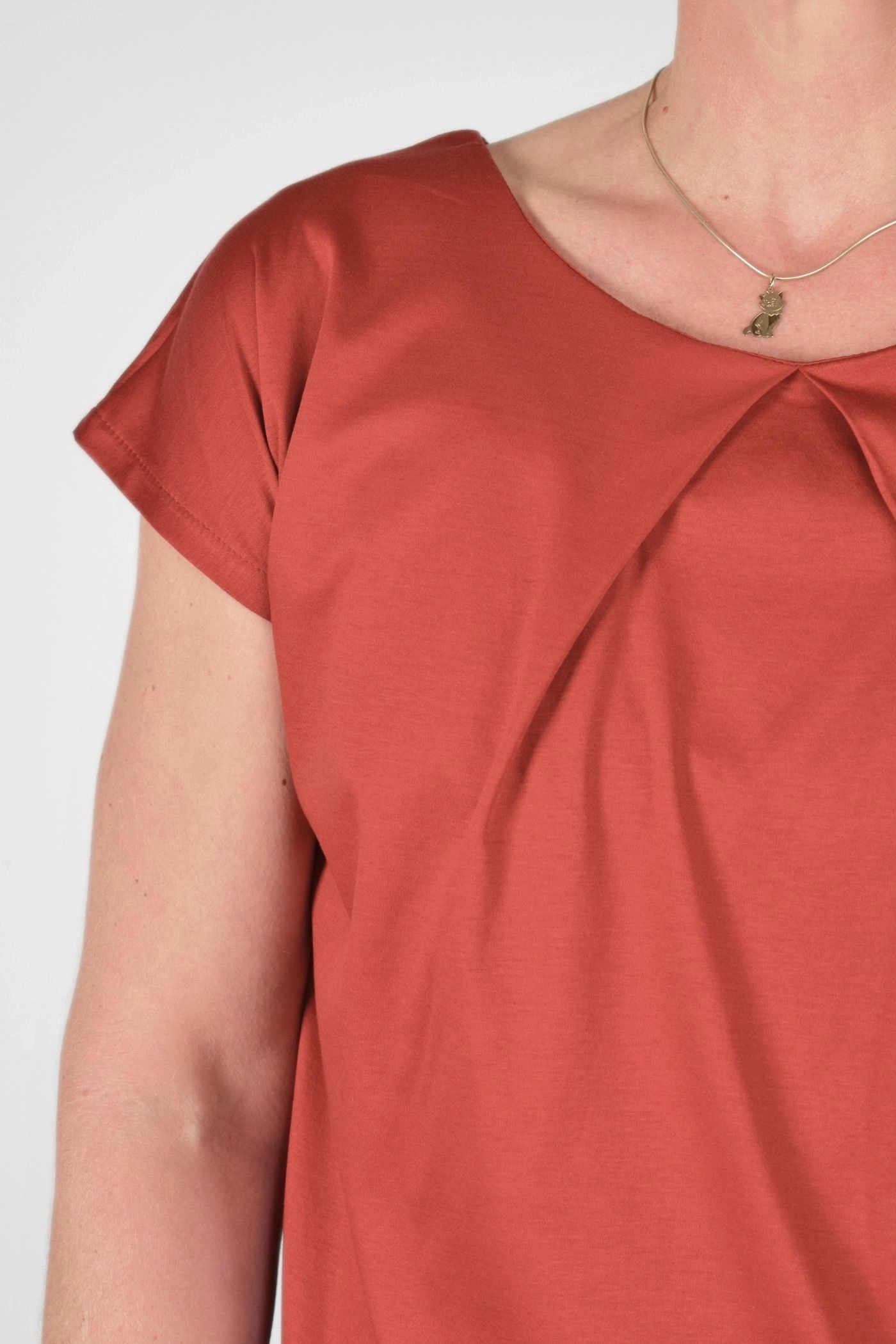 Detail der Zierfalte von Blusentop "Charlie" in Rot