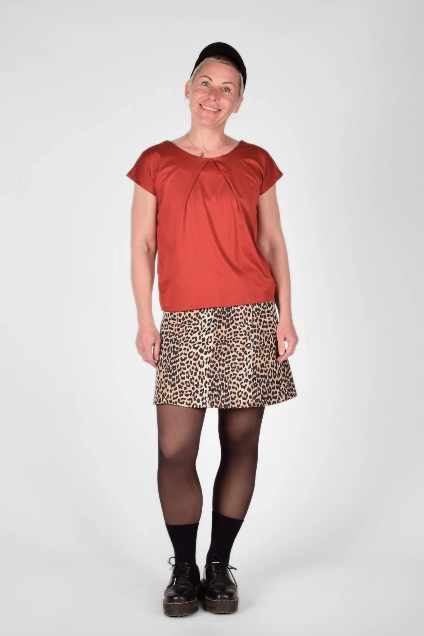 Frontansicht vom ganzen Model mit Blusentop "Charlie" in Rot und Rock "Rabea"