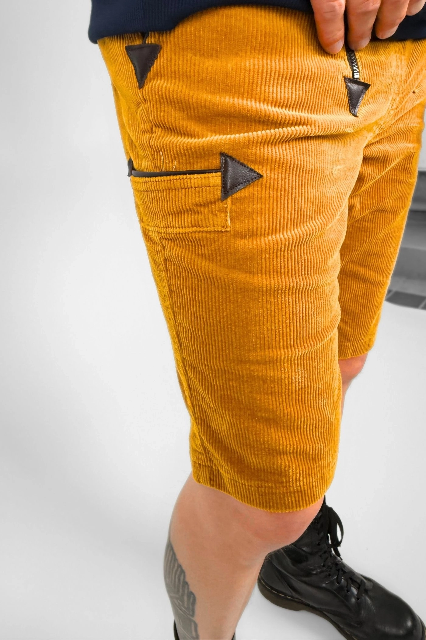 Kurze Zimmermannshose aus Cord in Gelb – Worker Style