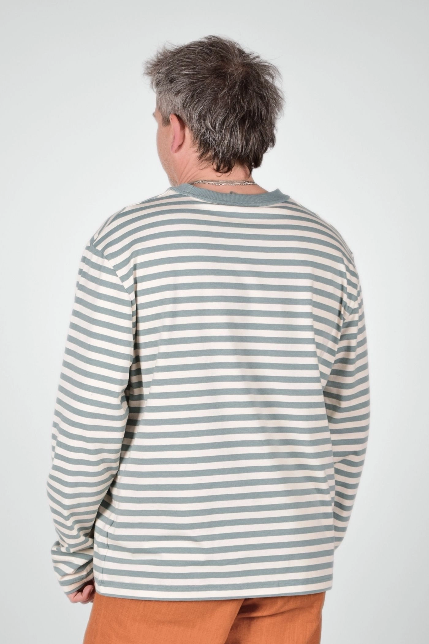 Rückansicht vom Longsleeve "Paul" in eisblau beige gestreift