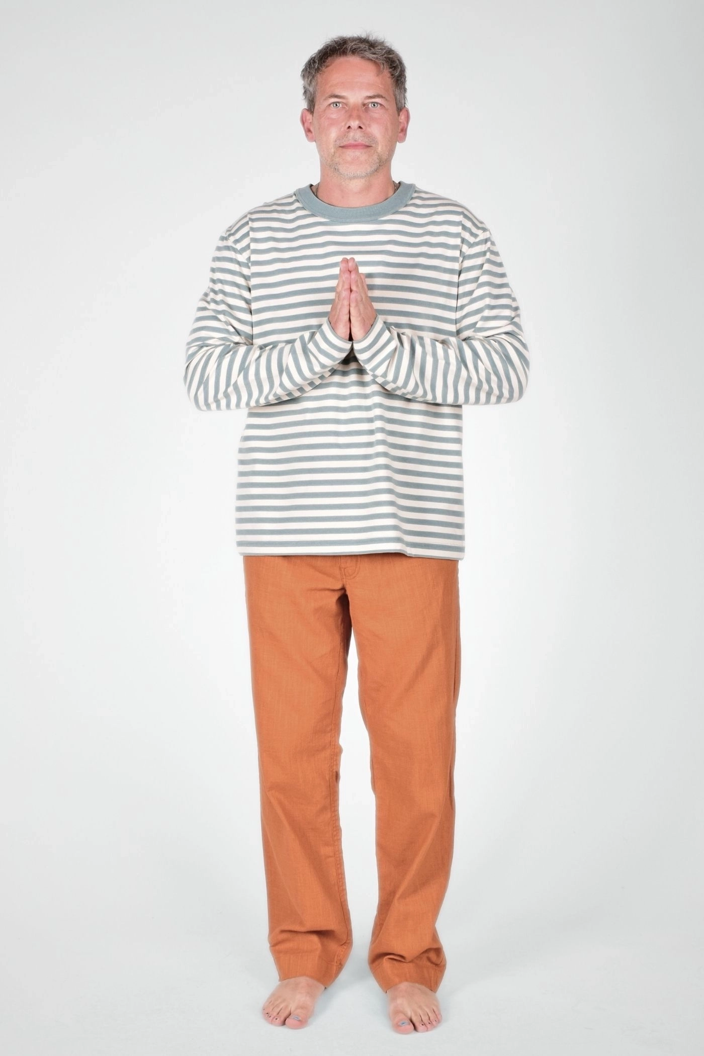 Frontansicht ganzes Model vom Longsleeve "Paul" in eisblau beige gestreift